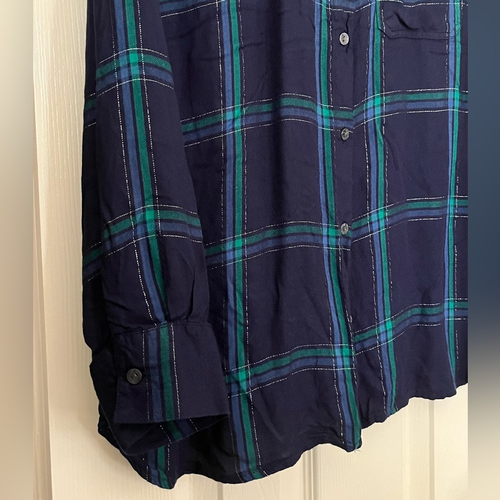 Old Navy Button Down Shirt. Size XL. soft and Lightweight. Like New. EUC. - Picture 4 of 5